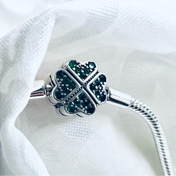 🍀 NWT Lucky Four Leaf Clover Charm Bangle Bracelet - Picture 4 of 11